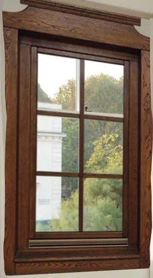 Дрвен прозорец во темен даб со шест полиња, алуминиумска окапница и дабова рамка со венец, одблиску